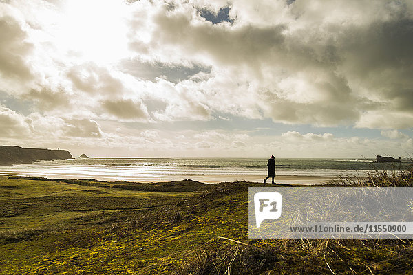 Frankreich  Bretagne  Finistere  Halbinsel Crozon  Frau beim Spaziergang an der Küste