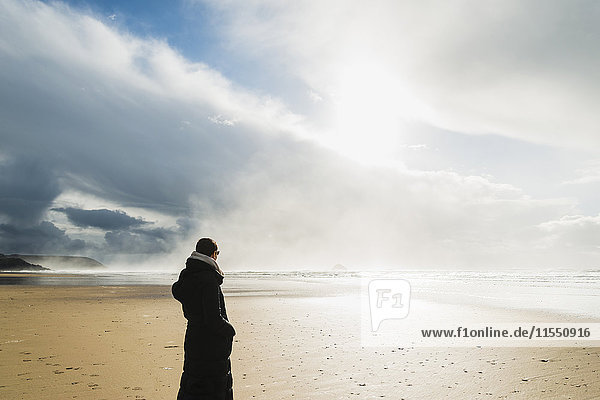 Frankreich  Bretagne  Finistere  Halbinsel Crozon  Frau am Strand stehend