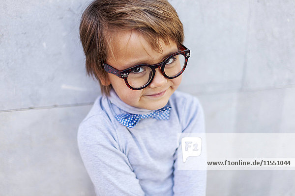 Porträt eines lächelnden kleinen Jungen mit überdimensionaler Brille