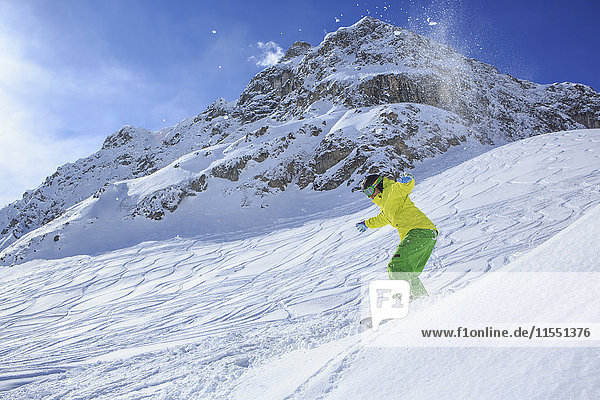 Snowboarder  Snowboarden in den Alpen in Lech  Österreich