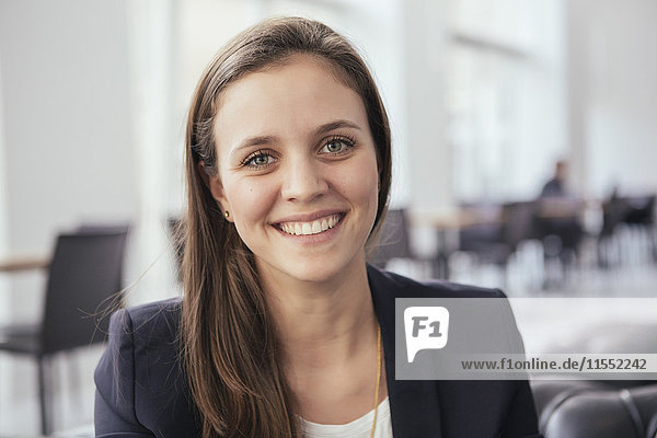 Porträt einer lächelnden jungen Geschäftsfrau