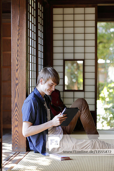 Kaukasischer Mann in traditionellem japanischem Haus