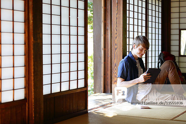 Kaukasischer Mann in traditionellem japanischem Haus