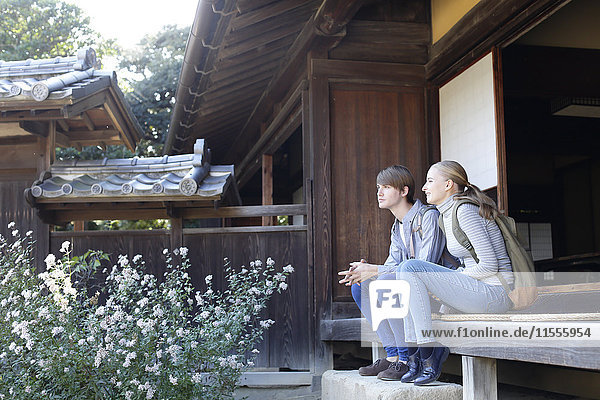 Kaukasisches Paar in einem traditionellen japanischen Haus