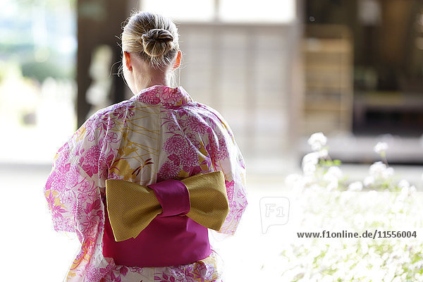 Weiße Frau trägt Yukata in einem traditionellen japanischen Haus