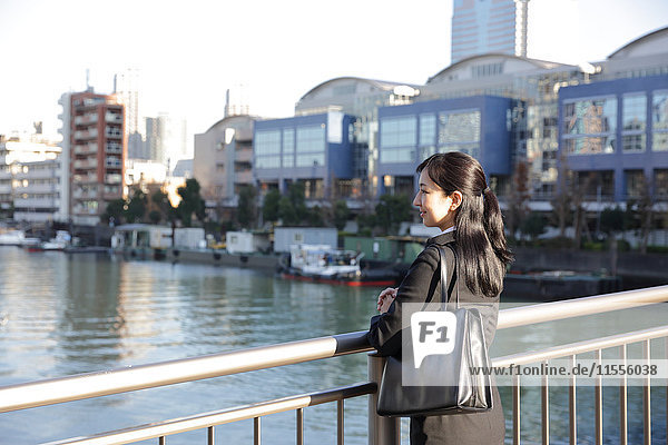 Junge japanische Geschäftsfrau in der Innenstadt von Tokio