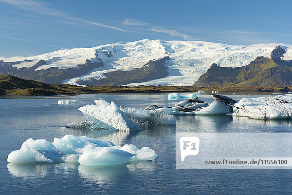 Eisberge schwimmen auf der Jokulsarlon Gletscherlagune mit dem Hvannadalshnukur Gipfel im Hintergrund  Island  Polarregionen
