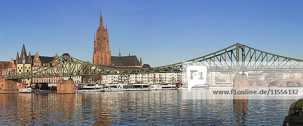 Blick über den Main auf den Eisernen Steg und den Kaiserdom St. Bartholomäus  Frankfurt  Hessen  Deutschland  Europa