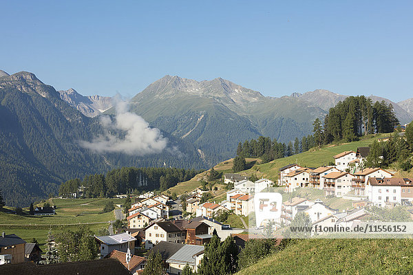 Blauer Himmel über dem Bergdorf Ftan  umgeben von felsigen Gipfeln  Bezirk Inn  Kanton Graubünden  Engadin  Schweiz  Europa