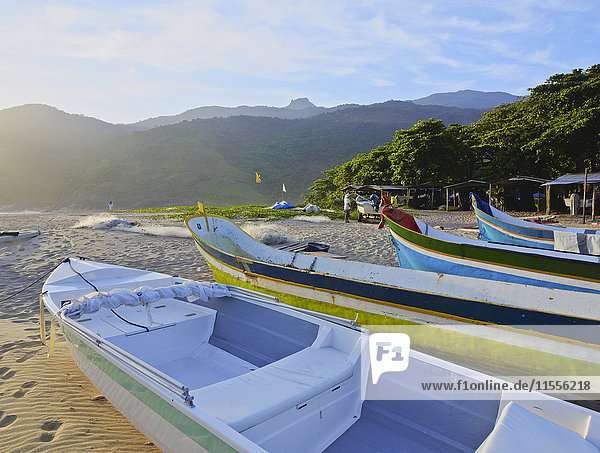 Traditionelle bunte Boote am Strand von Bonete  Insel Ilhabela  Bundesstaat Sao Paulo  Brasilien  Südamerika