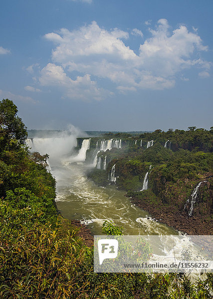 Blick auf den Teufelsschlund  Teil der Iguazu-Fälle  UNESCO-Weltkulturerbe  Foz do Iguacu  Bundesstaat Parana  Brasilien  Südamerika