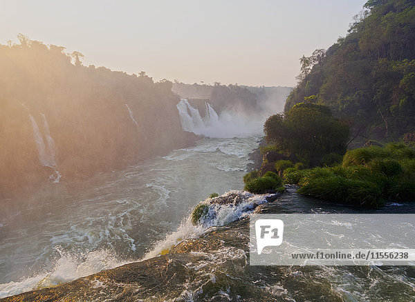 Blick auf die Iguazu-Fälle bei Sonnenuntergang  UNESCO-Weltkulturerbe  Foz do Iguacu  Bundesstaat Parana  Brasilien  Südamerika