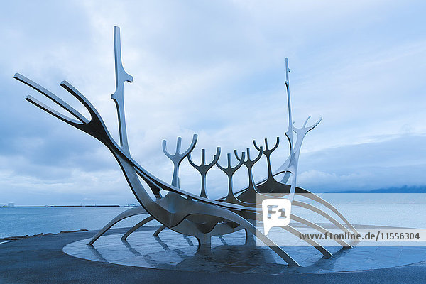 Sonnenschiff-Skulptur  Reykjavik  Island  Polarregionen