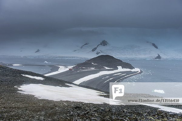 Blick über die Halbmondinsel  Südliche Shetlandinseln  Antarktis  Polarregionen