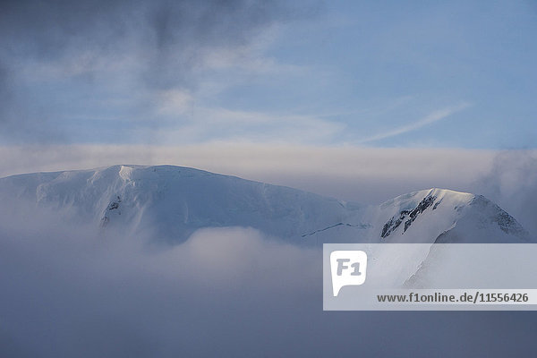 Ein Berg bricht durch die Wolken  Elefanteninsel  Süd-Shetland-Inseln  Antarktis  Polarregionen