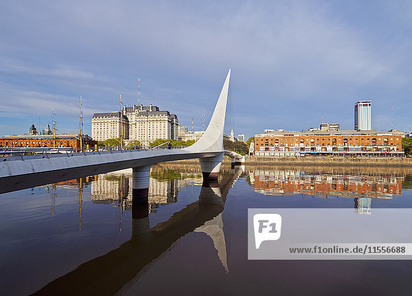 Blick auf die Puente de la Mujer in Puerto Madero  Stadt Buenos Aires  Provinz Buenos Aires  Argentinien  Südamerika