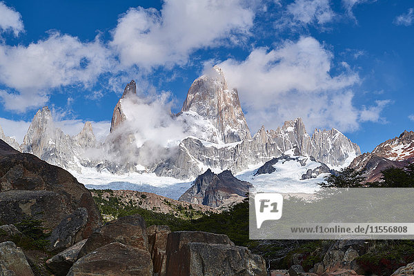 Monte Fitz Roy eingerahmt von Felsen und Bäumen in der Nähe von Arroyo del Salto in Patagonien  Argentinien  Südamerika