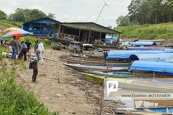 Einheimische am Hafen von Leticia  wo Boote zu den örtlichen Gemeinden im Regenwald ablegen  Leticia  Kolumbien  Südamerika