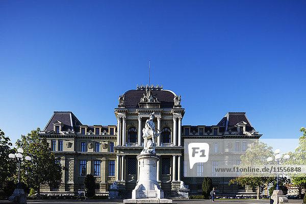 Justizpalast und Wilhelm Tell-Statue  Lausanne  Waadt  Schweiz  Europa