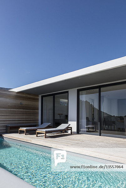 Sonniges  modernes  luxuriöses Haus mit Außenterrasse und Schoßschwimmbad