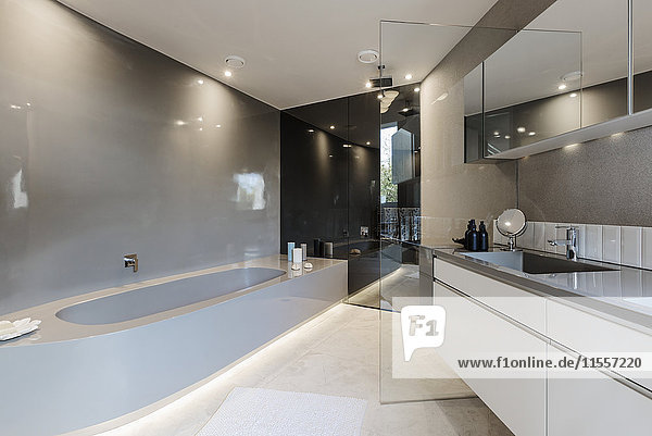 Modernes luxuriöses Schaufenster im Badezimmer