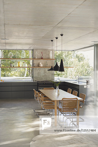 Modernes  luxuriöses Wohnhaus mit Showcase  Küche mit Esstisch