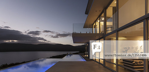 Ruhiges  modernes  luxuriöses Haus mit beleuchtetem Infinity-Pool und Blick aufs Meer