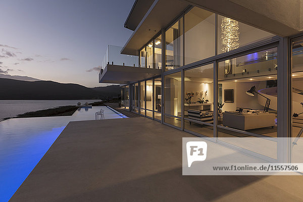 Ruhiges,  modernes,  luxuriöses Haus mit Pool und Blick aufs Meer.