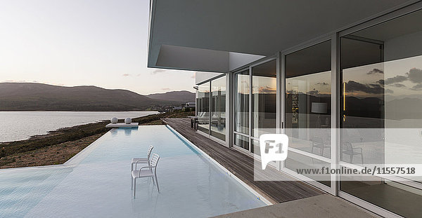 Modernes  luxuriöses Haus im Außenbereich mit Pool und Meerblick