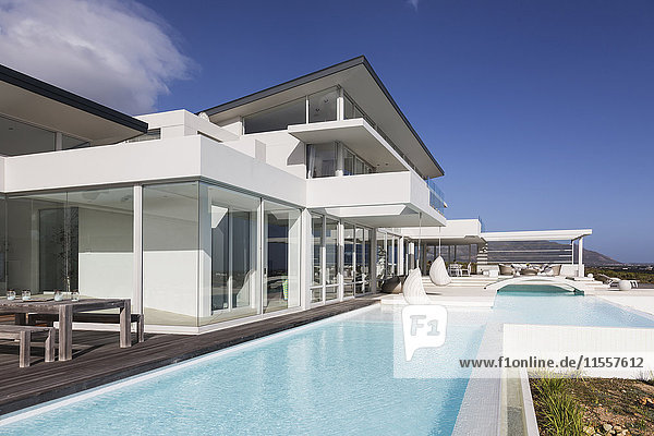 Sonniges  ruhiges  modernes und luxuriöses Haus im Außenbereich mit Swimmingpool