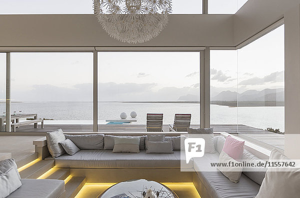 Modernes luxuriöses Haus mit Wohnzimmer und Meerblick