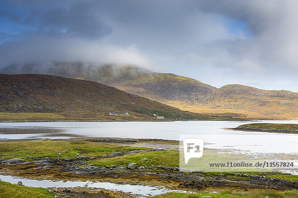 Ruhige Szenenwolken über sanften Hügeln und See, Loch Aineort, South Uist, Outer Hebrides