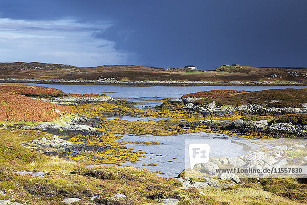 Sonnige ruhige Aussicht auf zerklüftete Felsen und See Loch Euphoirt North Uist Outer Hebrides