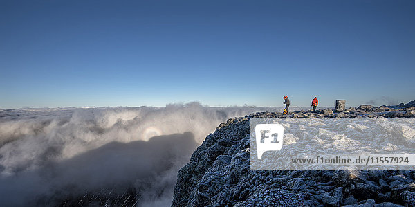 UK  Schottland  Ben Nevis  Bergsteiger auf dem Gipfel
