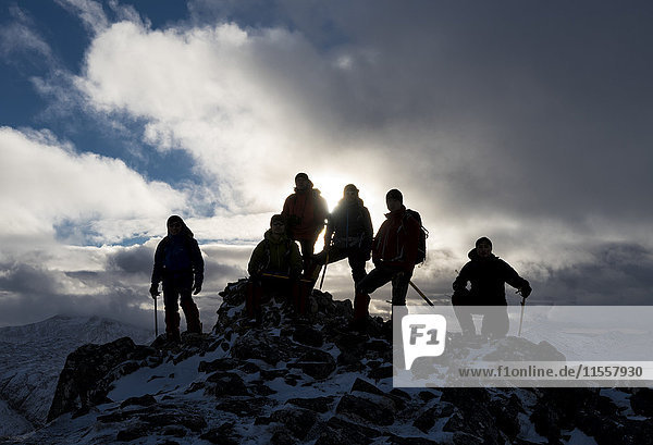 UK  Schottland  Glencoe  Bergsteiger auf dem Buachaill Etive Beag