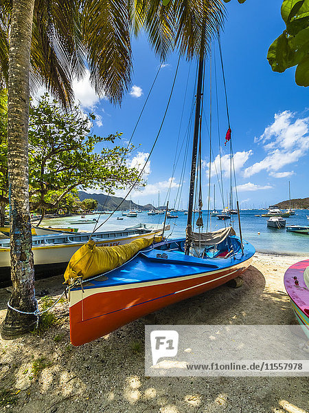 Karibik,  St. Vincent und die Grenadinen,  Bequia,  Bucht von Port Elisabeth mit bunten Segelschiffen am Strand