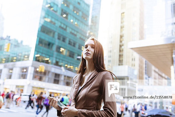 USA  New York  Manhattan  Portrait einer jungen Geschäftsfrau mit Tablette