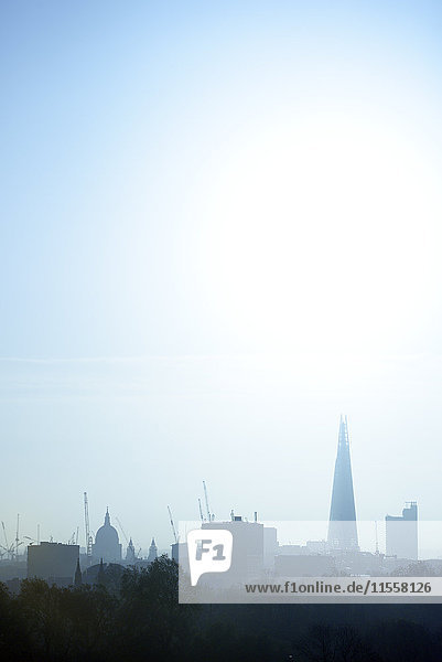 UK  London  Skyline mit St. Paul's Cathedral und The Shard im Morgenlicht