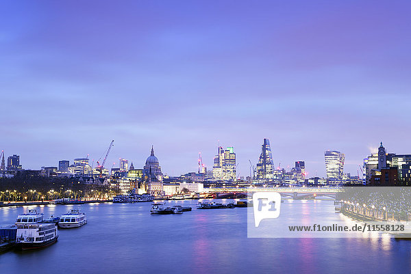 UK  London  Skyline mit Themse im Morgengrauen