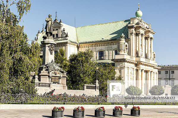 Polen  Warschau  Adam-Mickiewicz-Denkmal und Karmeliterkirche
