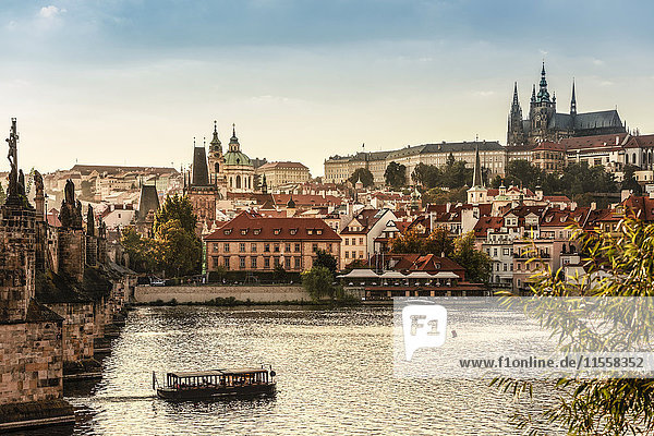 Czechia  Prague  view to castle and Charles Bridge with Vltava in the foreground