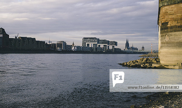 Deutschland  Köln  Blick auf Kranhäuser im Rheinhafen und Kölner Dom im Hintergrund