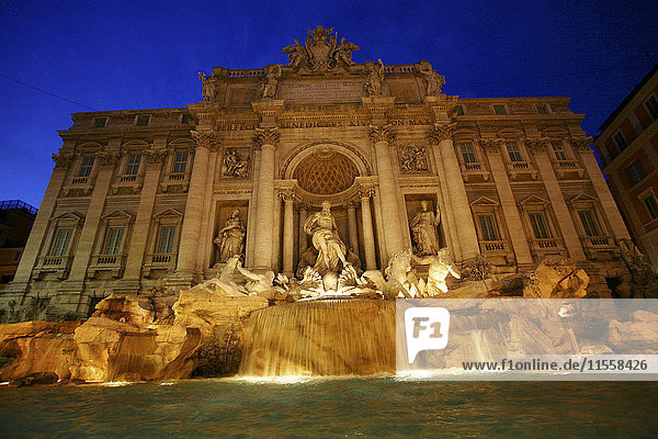 Italien  Rom  beleuchtete Trevi-Brunnen bei Nacht