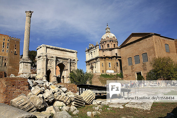 Italien  Rom  Tempel von Vespasian und Titus und Kirche Santi Luca e Martina im Forum Romanum