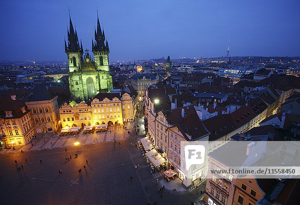 Tschechien  Prag  Altstädter Ring und beleuchtete Frauenkirche vor Tyn in der Abenddämmerung von oben gesehen