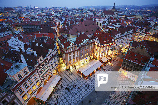 Tschechien  Prag  Stadtbild mit Altstadtplatz in der Abenddämmerung