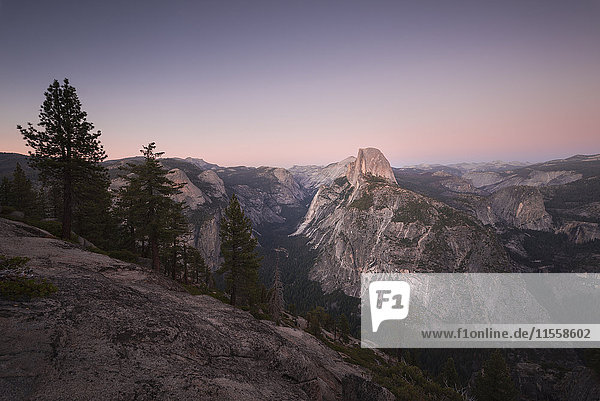 USA  Kalifornien  Yosemite Nationalpark  Glacier Point bei Sonnenuntergang