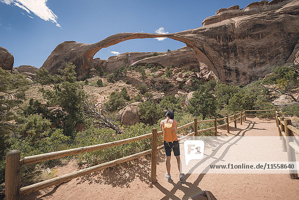 USA  Utah  Arches Nationalpark  Tourist bei Landscape Arch