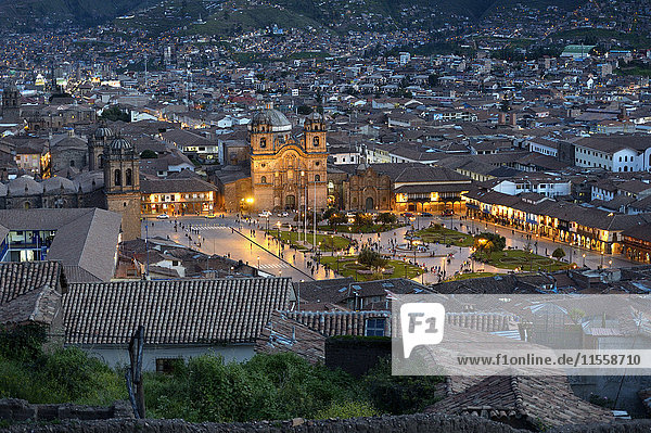 Peru  Cusco  Stadtbild mit illuminierter Plaza de Armas bei Nacht