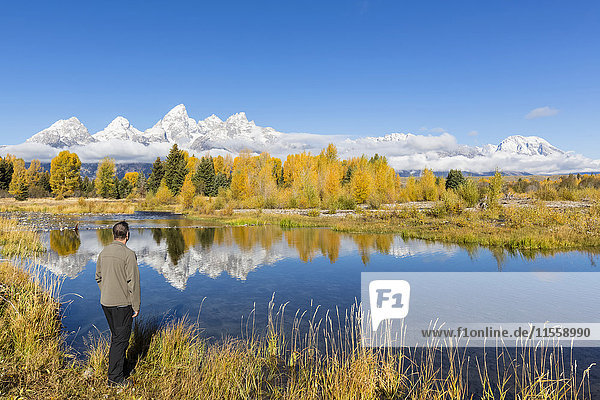 USA  Wyoming  Rocky Mountains  Grand Teton National Park  Cathedral Group  Tourist am Snake River